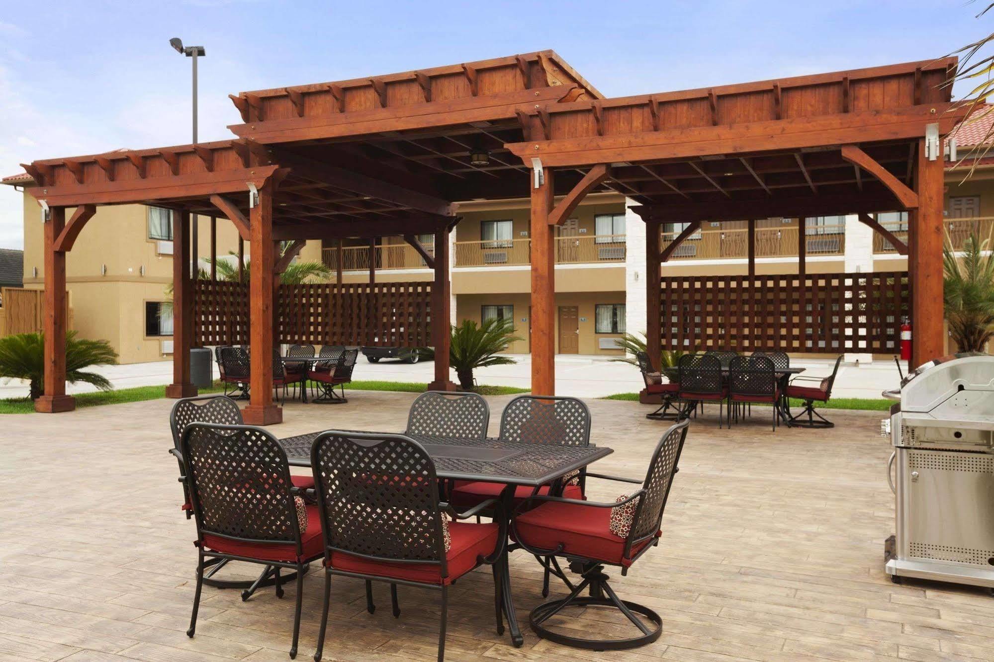 Days Inn & Suites By Wyndham Houston North-Spring Westfield Экстерьер фото