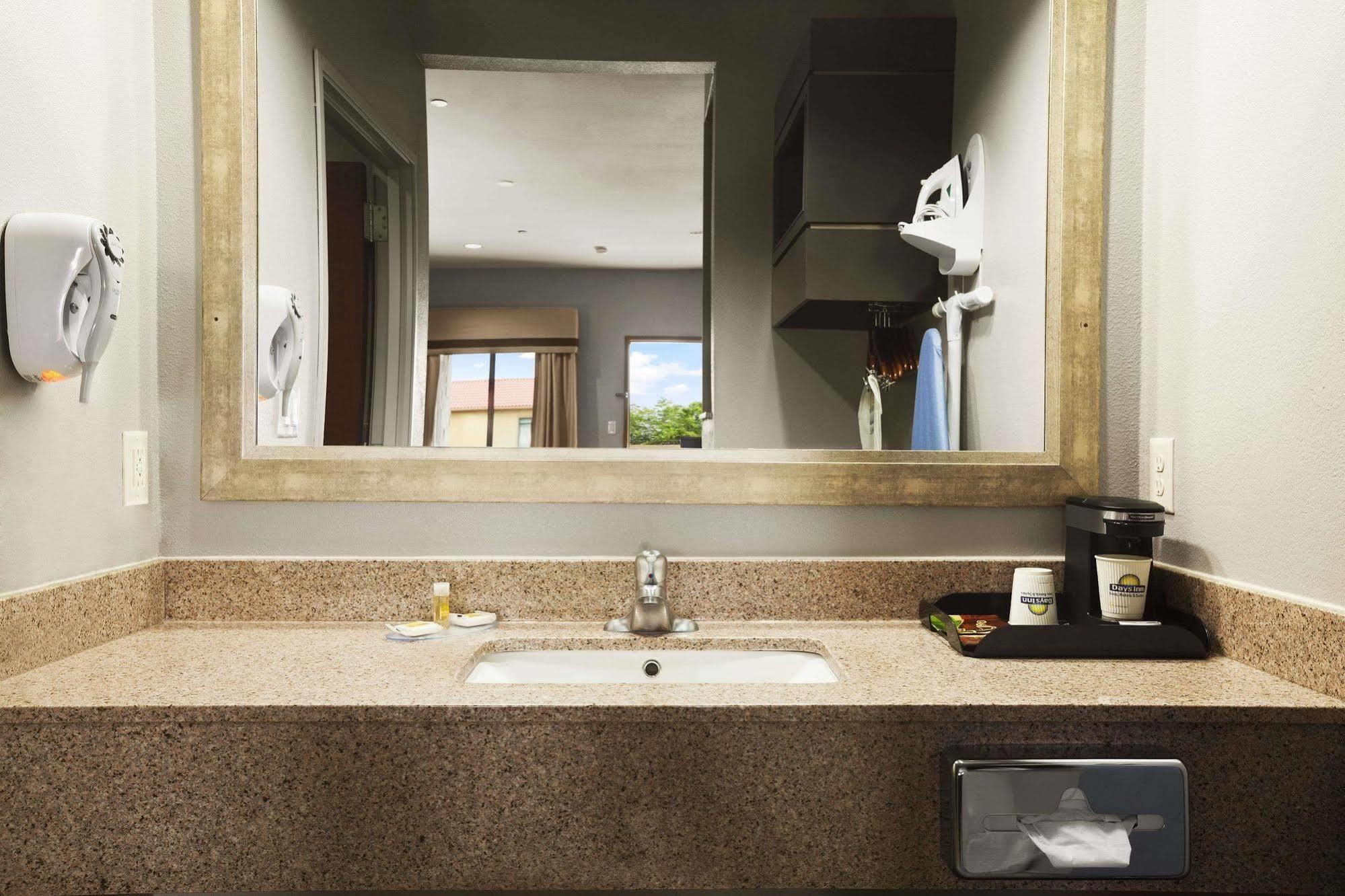 Days Inn & Suites By Wyndham Houston North-Spring Westfield Экстерьер фото